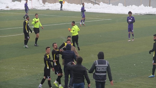 Amatör Lig'de olay! Taraftarlar sahaya girdi