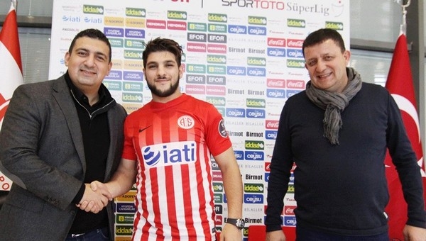 Antalyaspor, El Kabir ile anlaştı