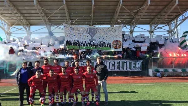 Bursa'da amatör maçta tribün şov