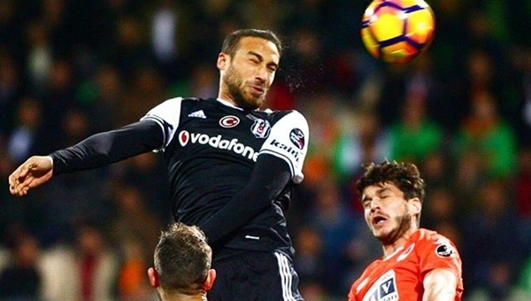 Cenk Tosun golünü attı, sakatlandı