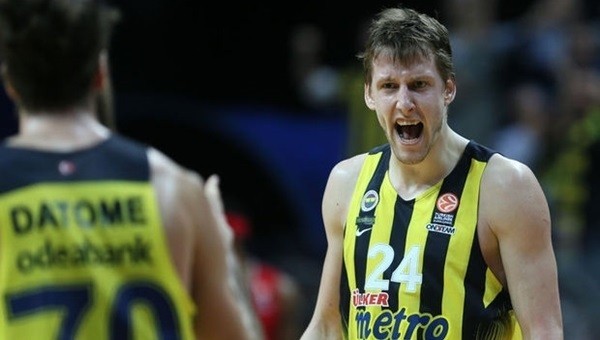 Fenerbahçe - Anadolu Efes maçında kavga çıktı