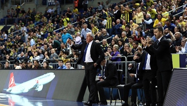 Fenerbahçe taraftarından 'İzmir Marşı'