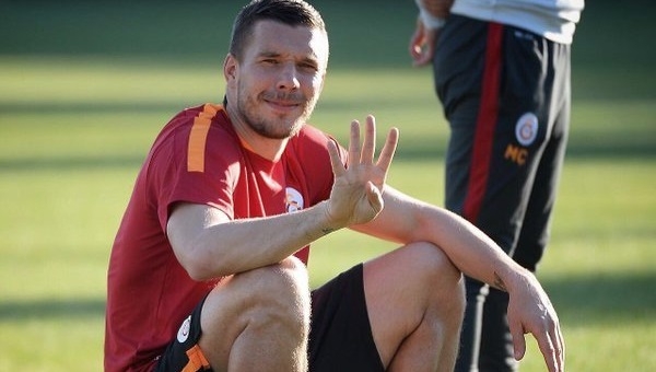 Galatasaray'dan Fenerbahçe'ye Podolski'li gönderme