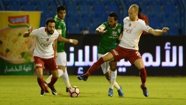 Galatasaraylı futbolcular zeminden dert yandı