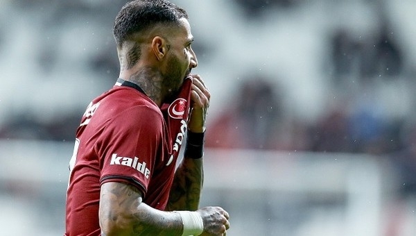 Ricardo Quaresma imzayı atıyor