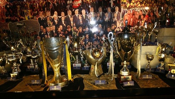 Trabzonspor taraftarı Fenerbahçe müzesinden kupa çalmaya kalkıştı