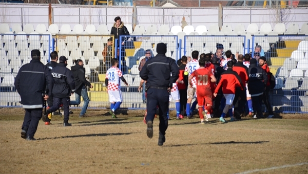 Amatör ligde futbolcu, yöneticilere saldırdı