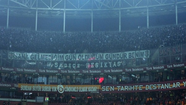 Beşiktaşlı taraftarlardan Galatasaray yönetimine olay tezahürat
