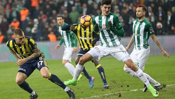 Bursaspor, 10 kişiyle Fenerbahçe'yi geçti