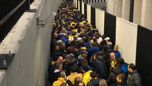 Fenerbahçe taraftarları Vodafone Arena'da isyan etti