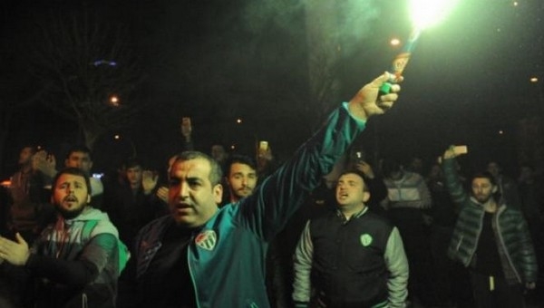 Bursaspor taraftarları, takım otobüsünü basıp futbolculara saldırdı