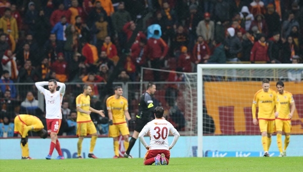 Galatasaray taraftarlarından TT Arena'da büyük protesto