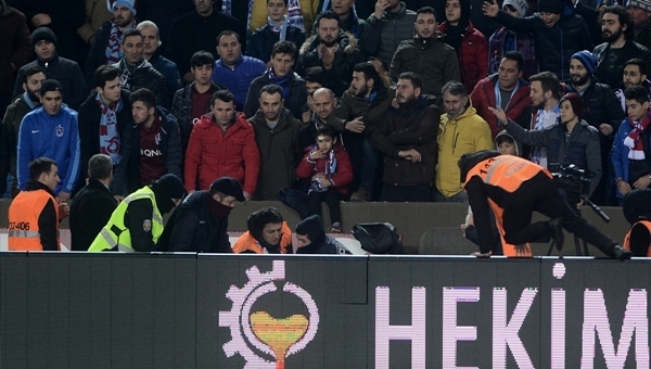 Hakeme sinirlenen Trabzonspor taraftarı tribünden atladı