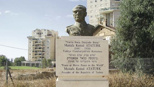 Hapoel Beer Şeva'da Atatürk büstü