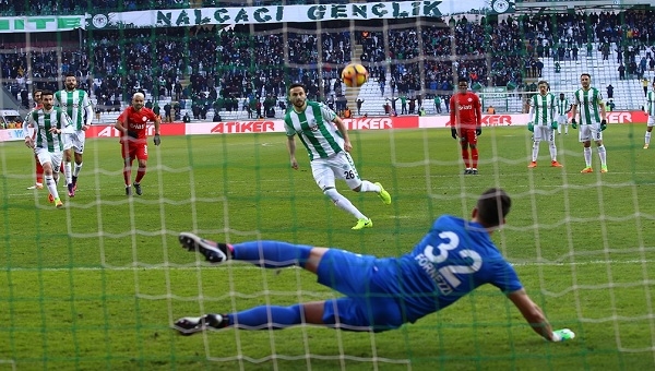 Konyaspor - Antalyaspor maçında skandal penaltı ve 2 kırmızı kart!