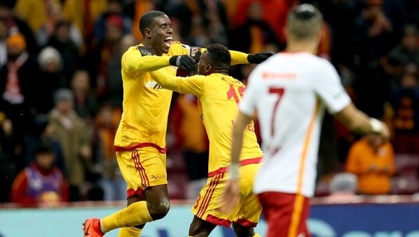 Mabiala, Galatasaray hücumlarını durdurdu