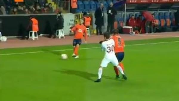 Medipol Başakşehir - Galatasaray maçında Emre Belözoğlu'nun Josue'ye dirseğinde Mete Kalkavan'a tepki