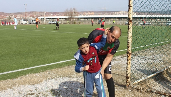 Minik taraftar sahaya girdi, maç geç başladı