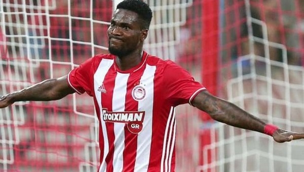 Olympiakos'lu futbolcu Çin'e transfer oldu