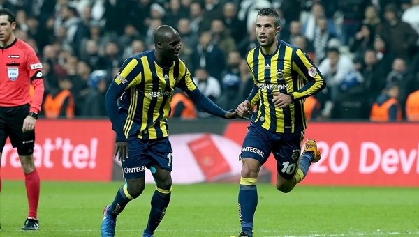 Van Persie Beşiktaş tribünlerine dil çıkardı