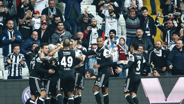 Vodafone Arena'da İzmir marşı ve Şenol Güneş sesleri