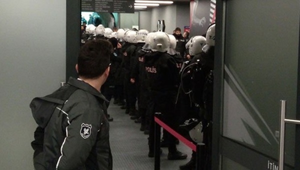 Vodafone Arena'da polis koridoru
