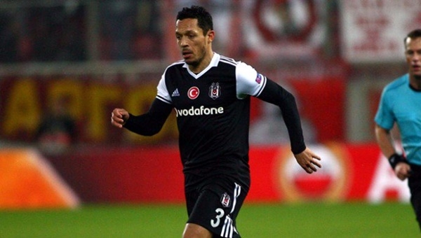 Adriano parmak ısırtıyor