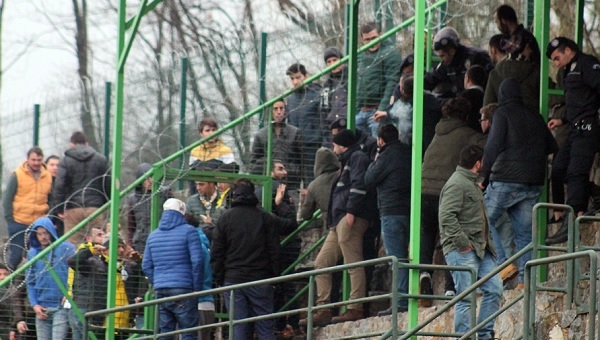 Amatör Lig maçında taraftarlar birbirlerine girdi