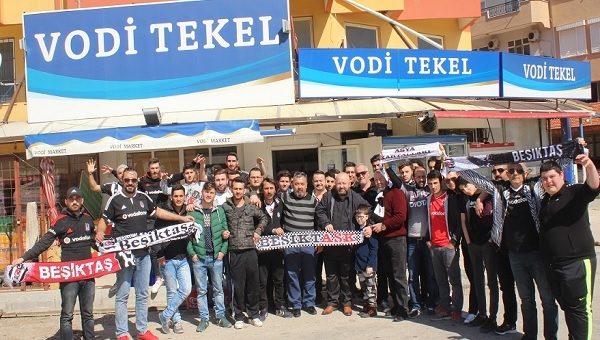 Beşiktaş taraftarlarından Fenerbahçelilerin Alanya'da soyduğu market sahibine destek