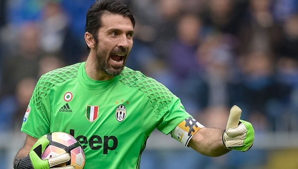 Buffon'dan itiraf, 'Dünyanın en iyi kalecisi o...'