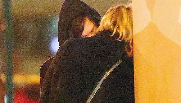 Diane Kruger ve Norman Reedus öpüşürken yakalandılar! (The Walking Dead dizisi sezon finali fragmanı)