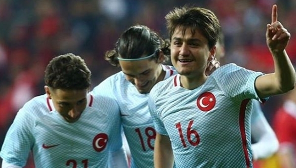 Enes Ünal'dan Emre Mor ve Cengiz Ünder mesajı