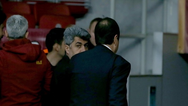 Ergin Ataman küfürlere çıldırdı, soyunma odasına gitti