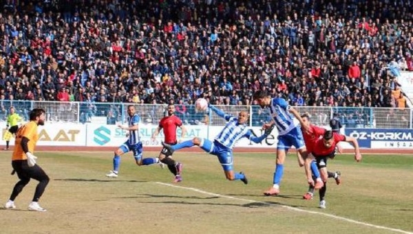 Erzurumspor şampiyonluk yarışına havlu attı