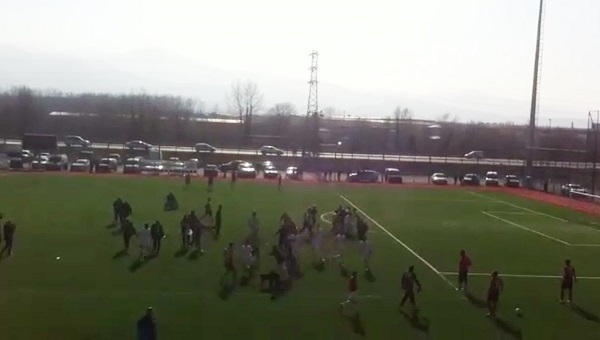 Futbol sahası boks ringine döndü! Tekme tokat...