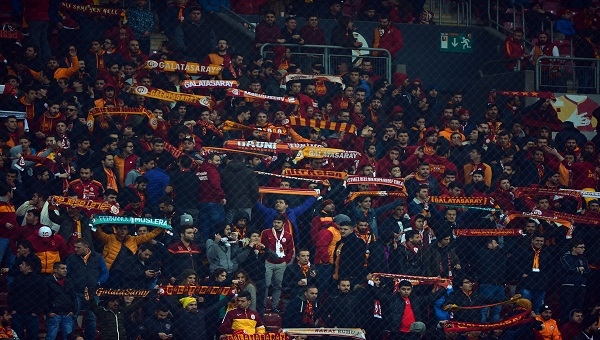 Galatasaray - Gençlerbirliği maçında Dursun Özbek'e istifa, Tudor'a destek