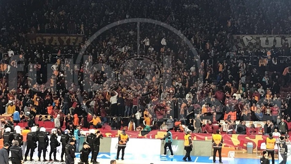 Galatasaray Odebank - Fenerbahçe derbi sonrası tribünlerde olay çıktı