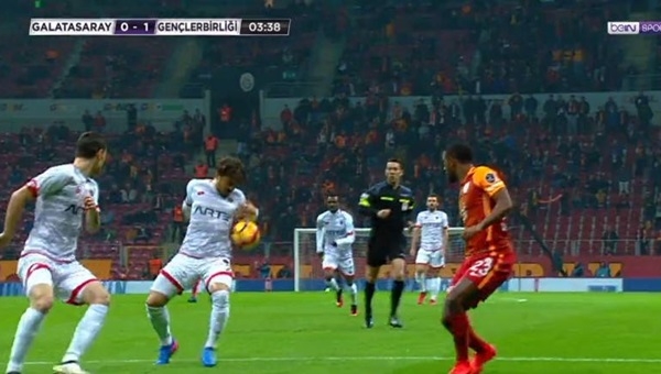 Galatasaray - Gençlerbirliği maçı penaltı için hakem yorumcuları neler söyledi?