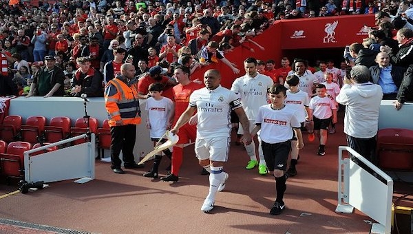 Liverpool ve Real Madrid yardım maçı düzenledi!