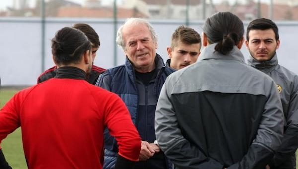 Mustafa Denizli ile Erkan Zengin kavga etti 