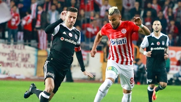 Oğuzhan Özyakup'tan Aboubakar'a ince serzeniş