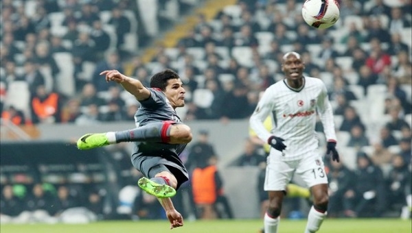 Olympiakos futbolcusu Elyounoussi'den Beşiktaş'a gönderme