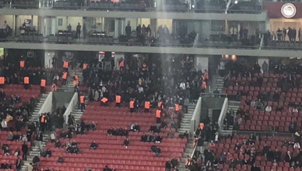 Pire'de Beşiktaş taraftarından İzmir Marşı!