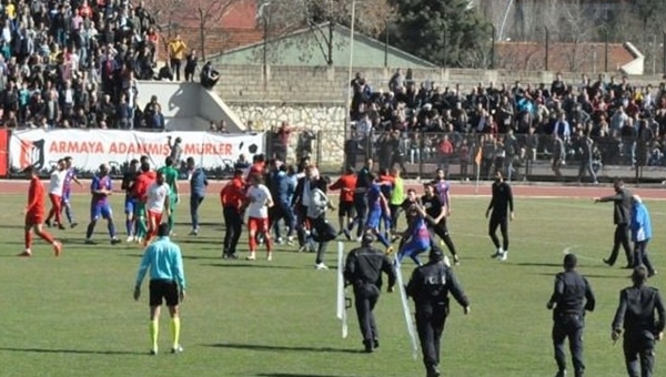 Taraftar sahaya girdi, futbolcular hastanelik oldu