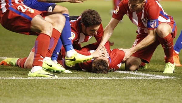 Deportivo - Atletico Madrid maçında Fernando Torres'in dili boğazına kaçtı (İZLE)