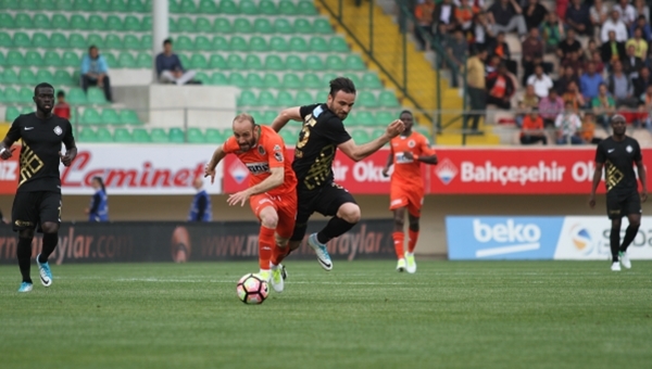 Alanyaspor taraftarları Özgür Yankaya'yı sahadan çıkarmadı - İZLE