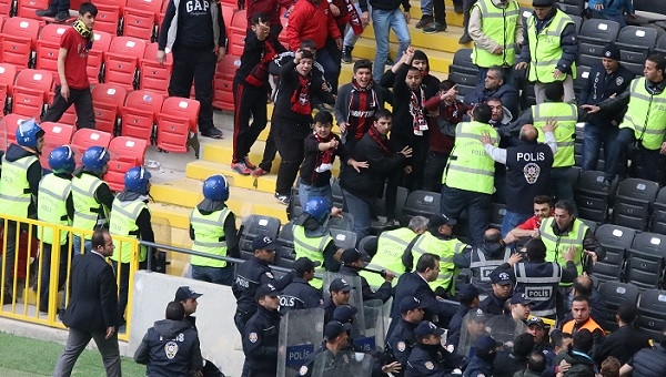 Tribünlere el kol hareketi yapınca olay çıktı