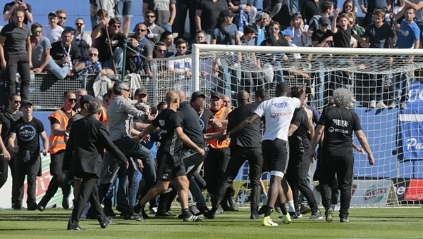 Beşiktaş'ın rakibine saldırı şoku! Maç ertelendi (İZLE)