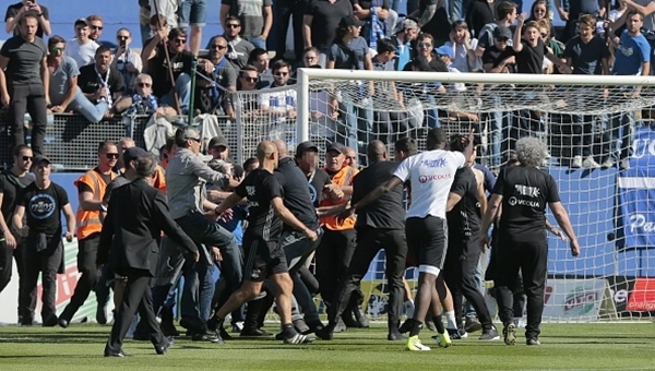 Bastia taraftarları Lyon futbolcularına saldırdı, maç ertelendi (İZLE)