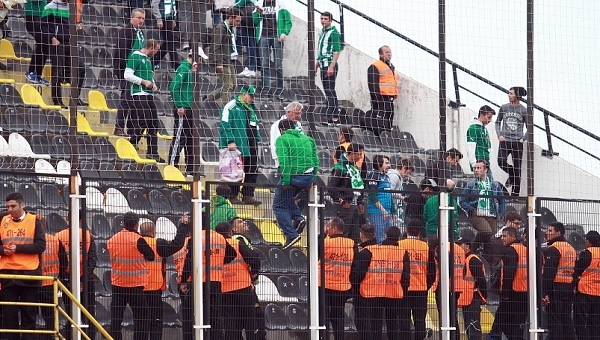 Bursaspor taraftarlarından protesto! Tribünleri boşalttılar (Akhisar - Bursaspor maç haberleri)